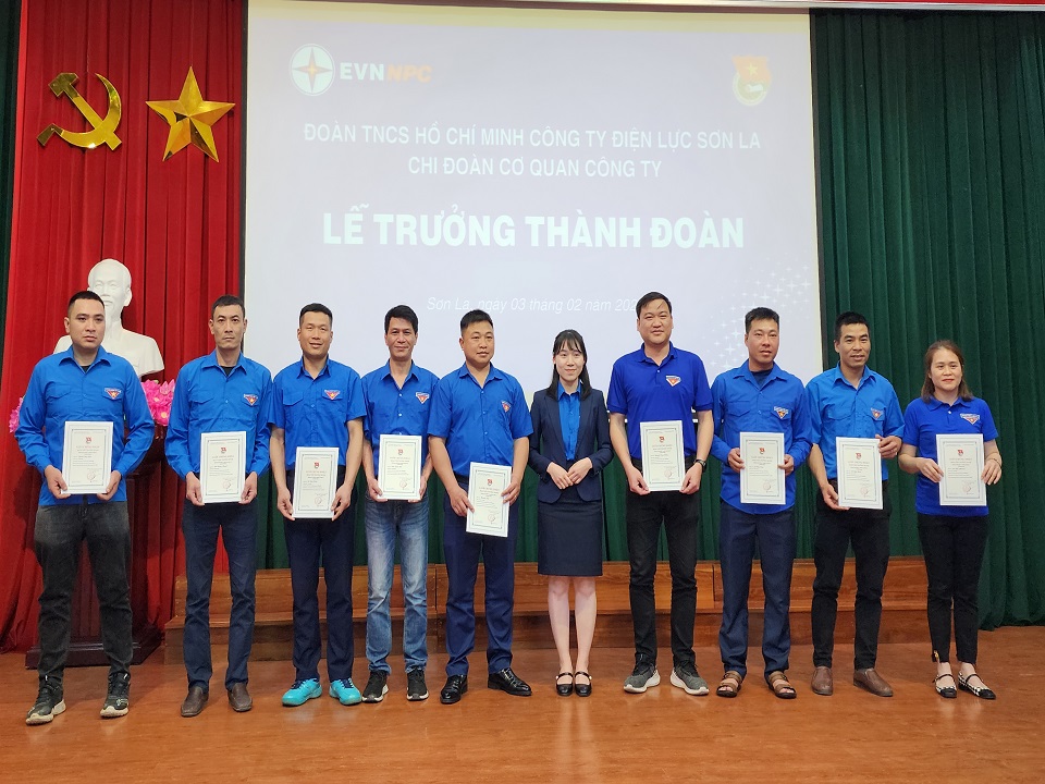 Chi đoàn Cơ quan PC Sơn La tổ chức Lễ trưởng thành đoàn cho 43 đoàn viên thanh niên